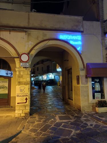 Facciata di un antico palazzo del Borgo Antico