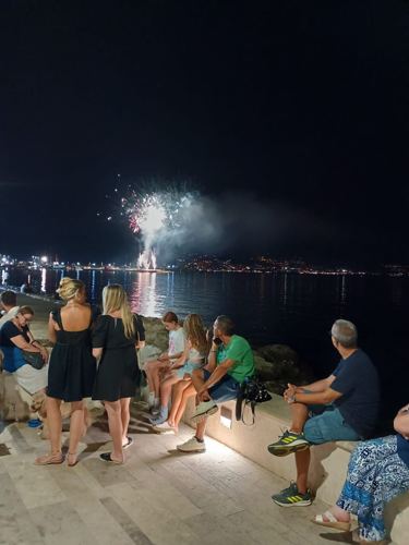 Fuochi d'artificio sul golfo durante la festa della Madonna di Porto Salvo