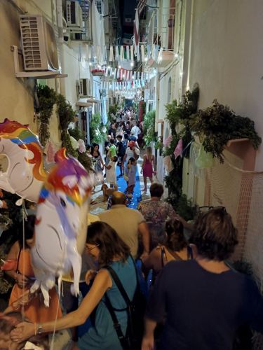 Vicolo addobbato a festa a Gaeta