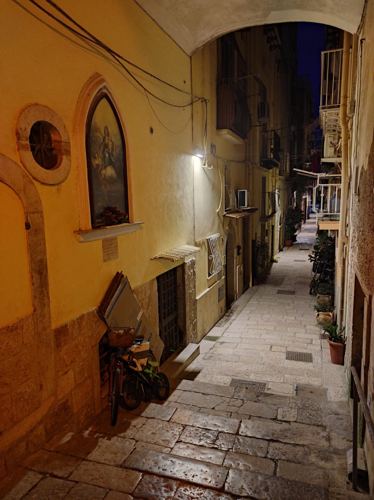 Interno di una chiesa storica di Gaeta