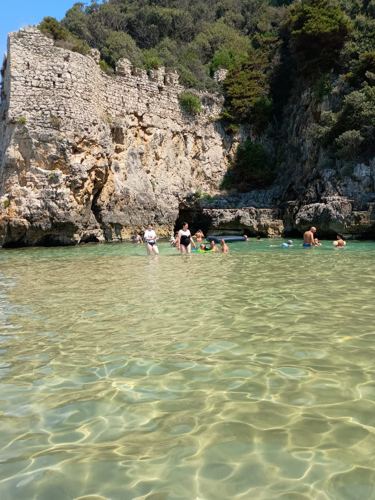 Vicolo con i panni stesi al sole
