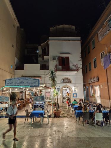 Vetrina di una gelateria del centro
