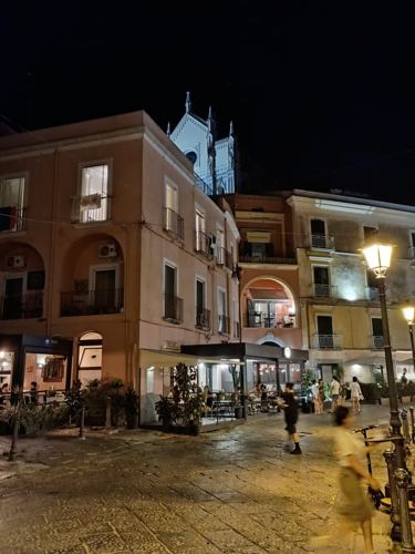 Statua storica nel centro di Gaeta